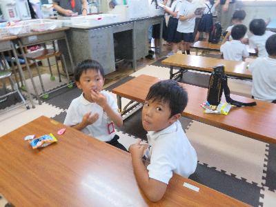 おやつを食べます