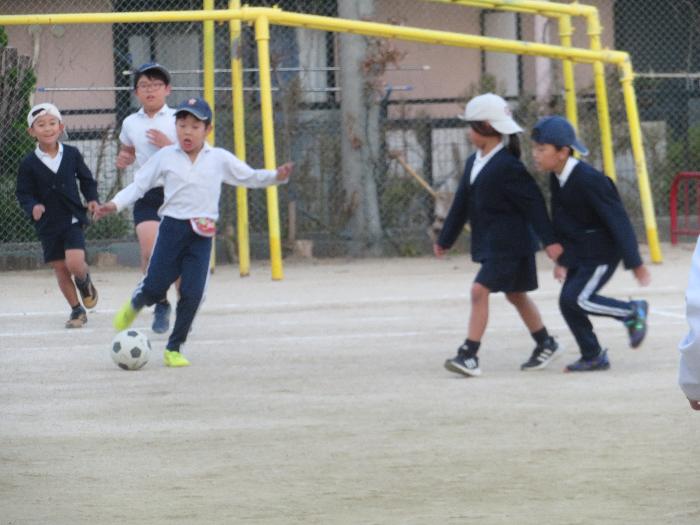 サッカーをして遊びました